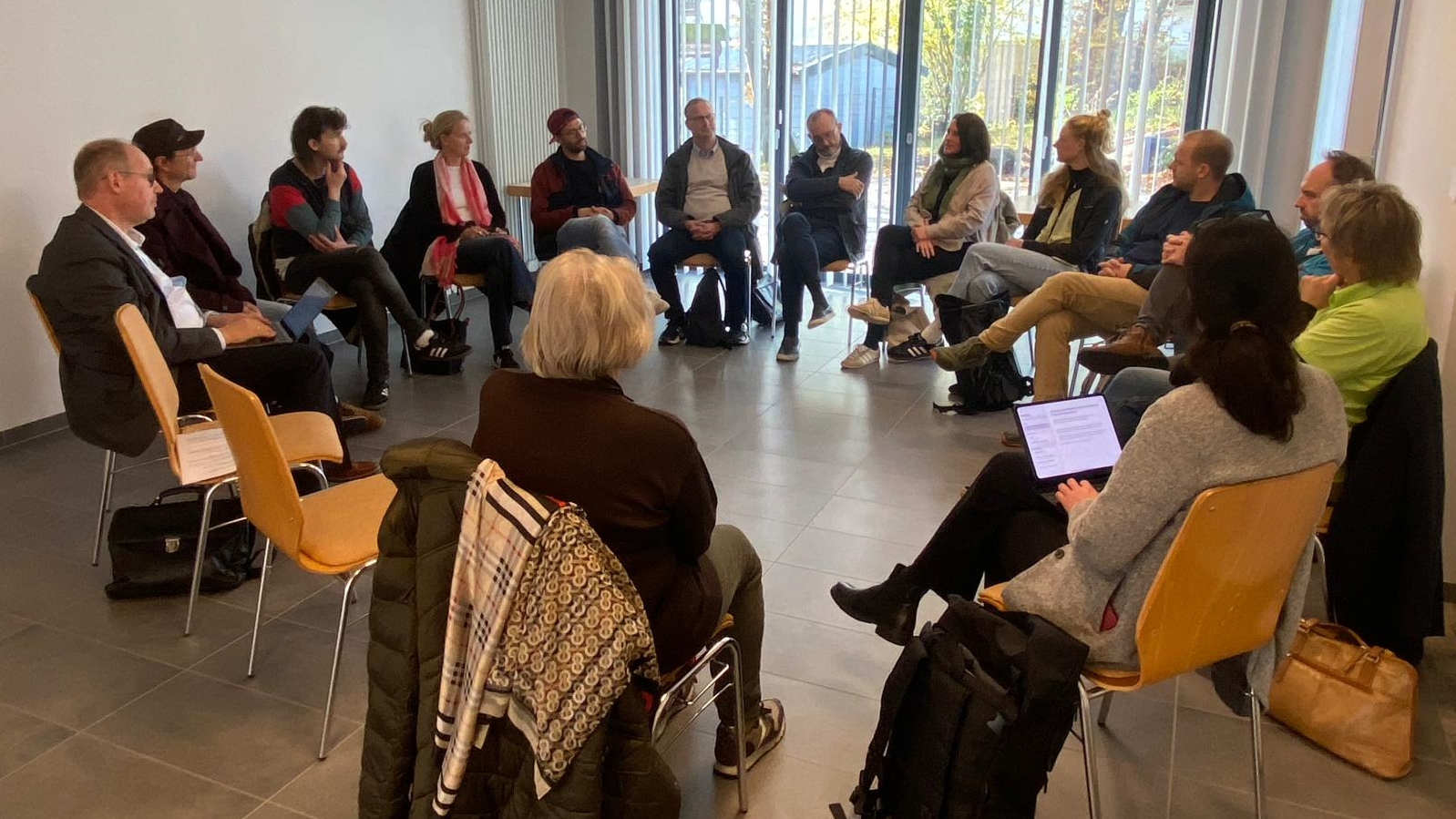 Gruppe von Personen, die im Kreis sitzen - Runde mit Lehrern