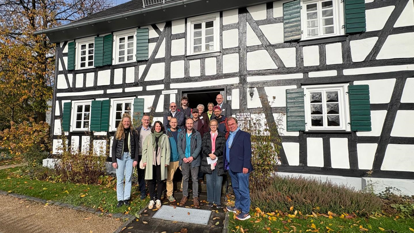 Die Gruppe vor dem Raiffeisenhaus in Flammersfeld